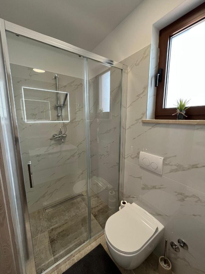 Apartman Sara S Pogledom Na More Lovran Exterior foto